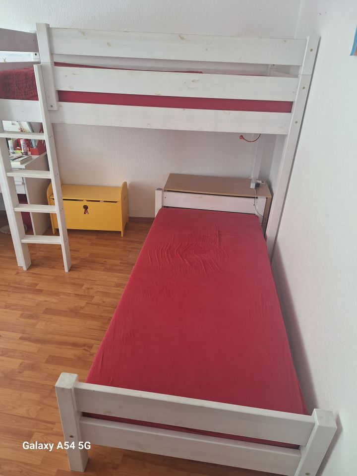 Hochbett Pinoccio 90x200 mit Matratzen in Eschborn