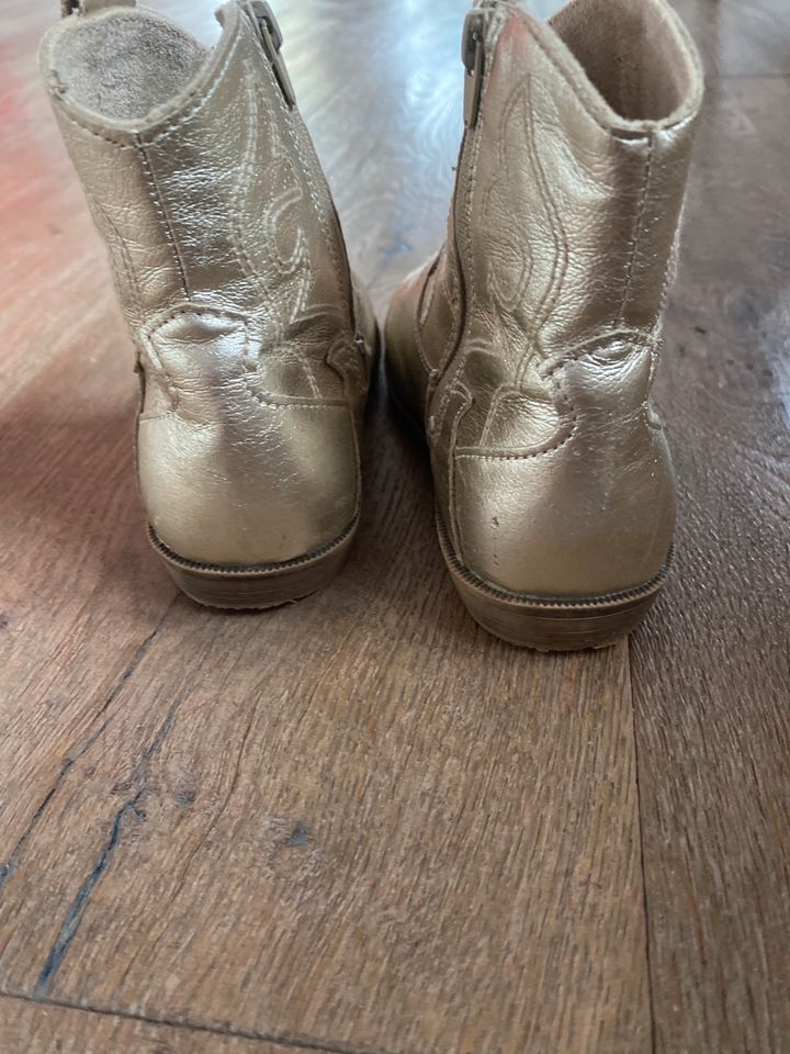 Boots in gold. ZARA in Düsseldorf