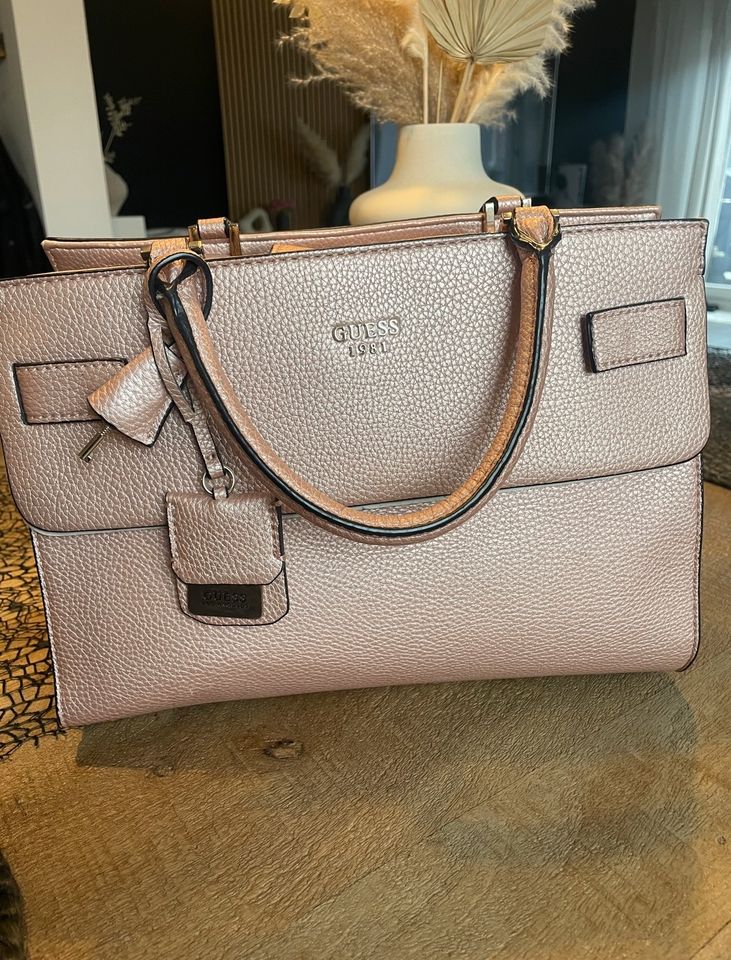 Guess Handtasche rosa rosegold in Moers