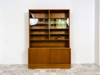 WMK Hochwertiges & sehr gut erhaltenes skandinavisches Designerregal von Poul Hundevad , Massivholz in Teak # Vitrine Bücherschrank Bücherregal Sideboard Danish Design Mid-Century Vintage Teakholz Friedrichshain-Kreuzberg - Friedrichshain Vorschau