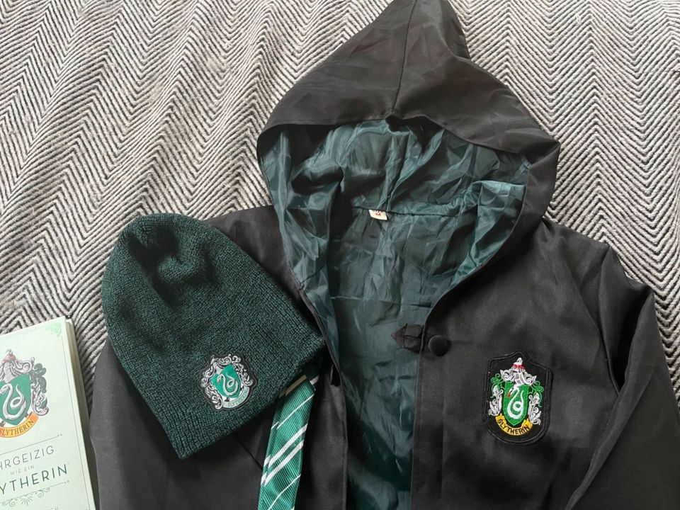 Slytherin Fan Paket Neu - Rucksack, Mantel / Umhang Gr M Mütze in Meckesheim