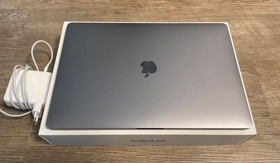 Apple MacBook Pro 15,4“ - 16GB 1TB SSD Spacegrey in Ratingen