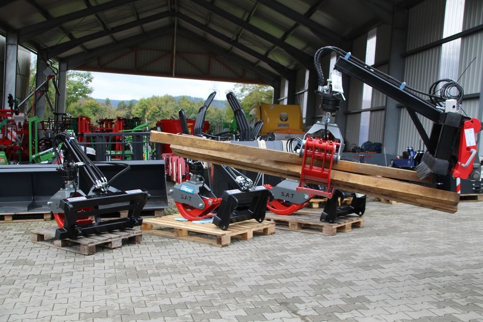 Neue SAT - Rückezange-Holzzange mit Auslegearm-Hoflader-Schlepper-Frontlader in Simbach