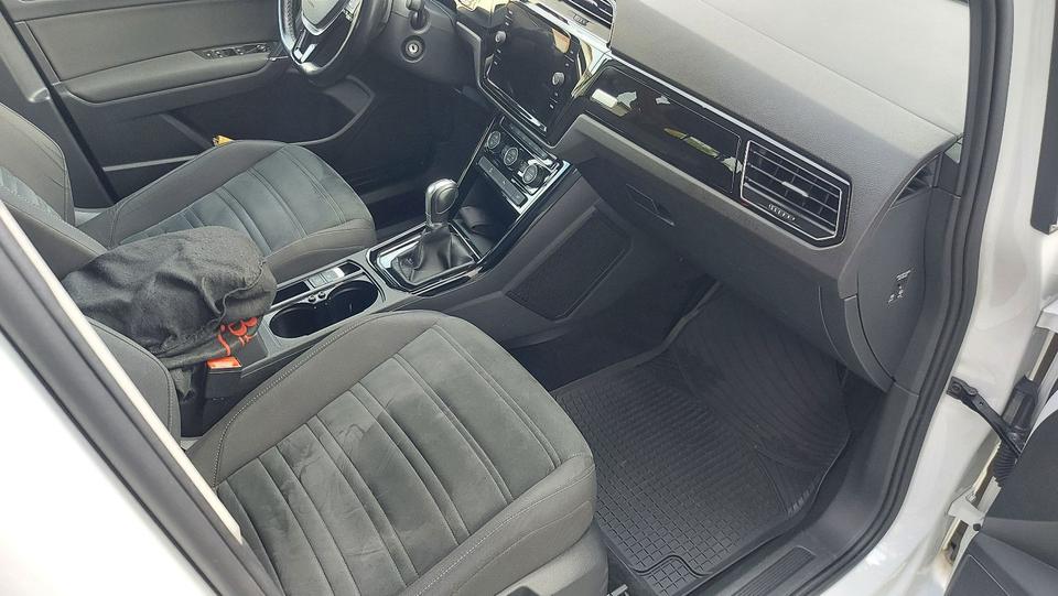 Volkswagen Touran 2.0 TDI SCR DSG Highline Highline  7 Sitz in Edenkoben