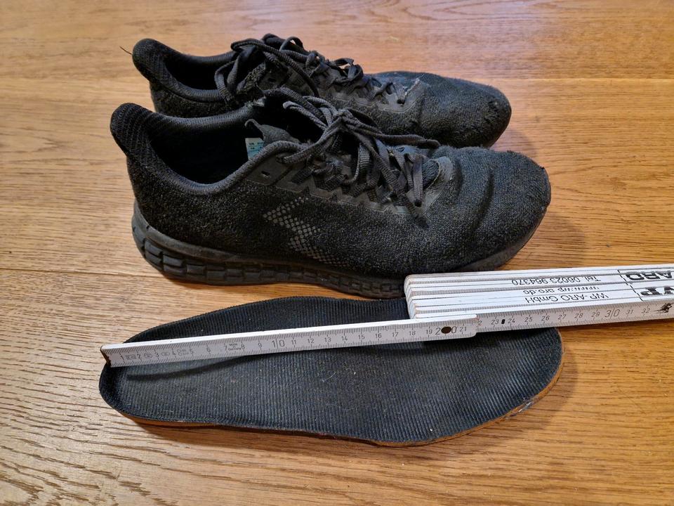 Hallenschuhe Turnschuhe 43,5 aber eher 42 plus Gratisschuhe in Mühlheim am Main