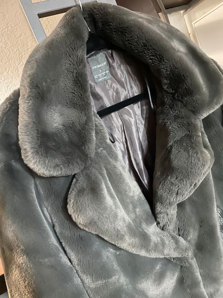 Faux Fur Mantel Grau L Primark in Essen