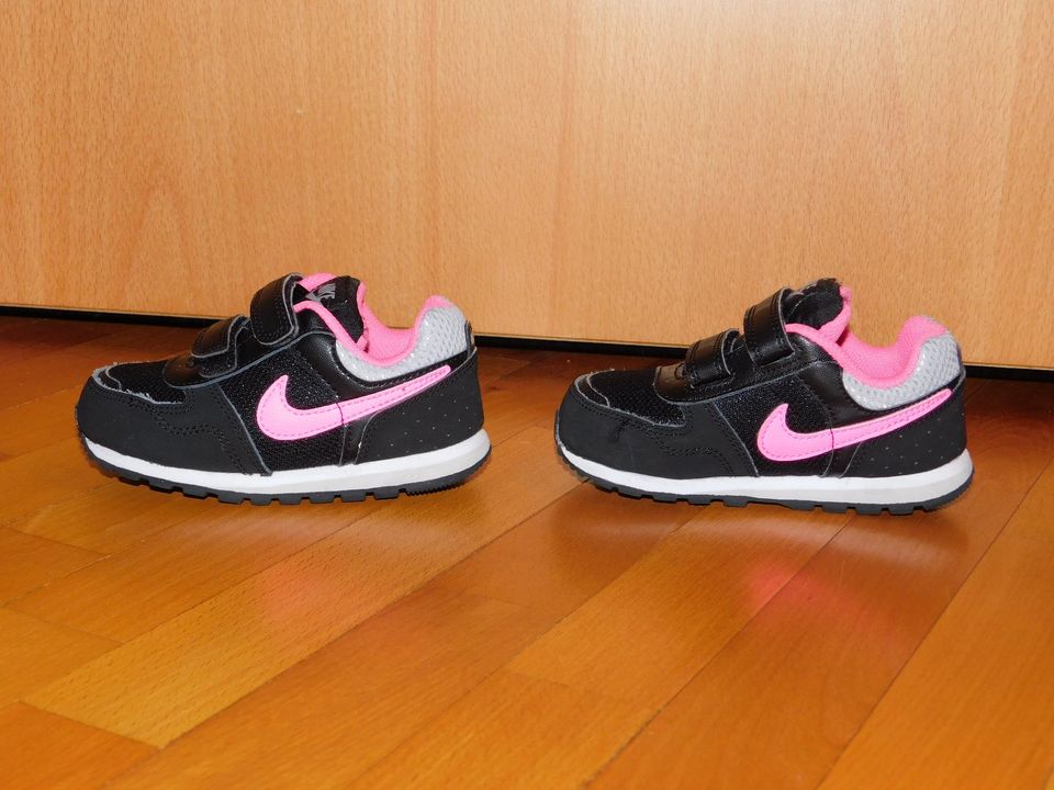 Halbschuhe Sneaker Nike schwarz rosa grau Klettverschluß Gr. 23,5 in Haan