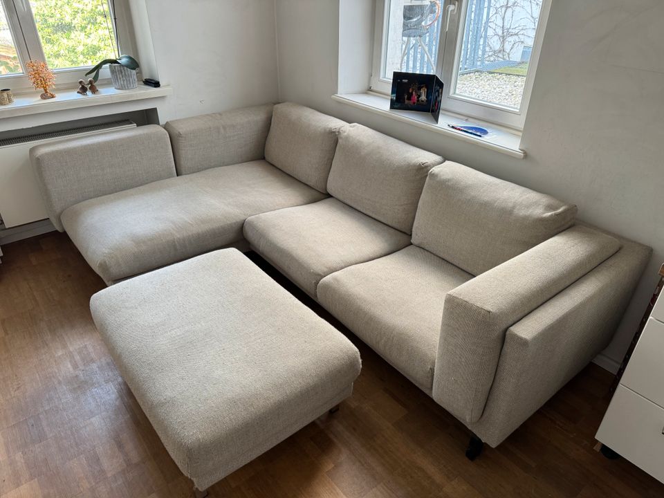 Große Couch inklusive Hocker Sand in Düsseldorf