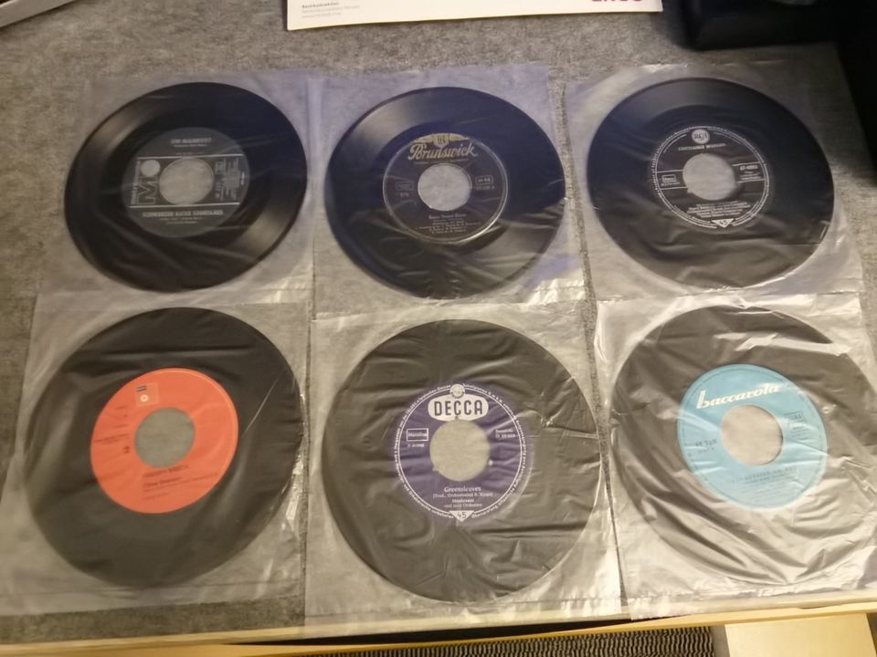 32  Singles  Schallplatten (+12  Singles ohne Cover ) in Werne