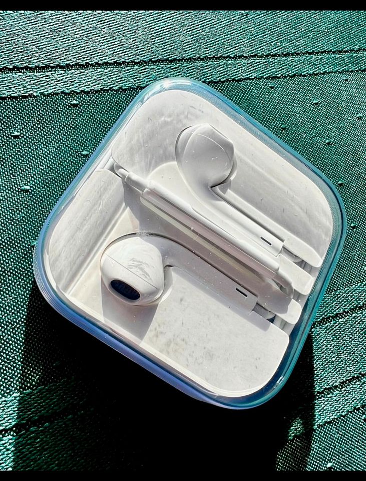 Original Apple MD827ZM/A EarPods Stereo Headset mit Fernbedienung in Radeberg