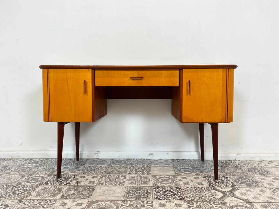 WMK Formschöner und gut erhaltener kleiner Mid-Century Schreibtisch aus den 1960er Jahren # Arbeitstisch Schminktisch Dominia Frisierkommode Desk Sekretär Rockabilly Vintage Retro 50er 60er in Berlin