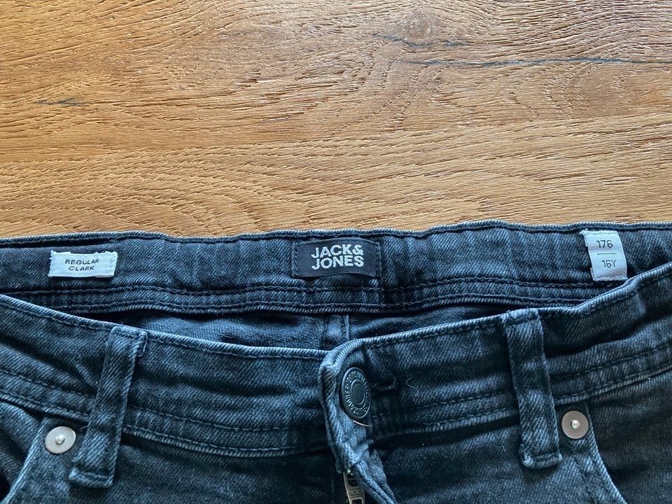 Verschiedene Jeanshosen - Jack & Jones in Marburg