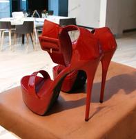 High Heels Plateau Sandaletten rot Lack Größe 42 Berlin - Hellersdorf Vorschau
