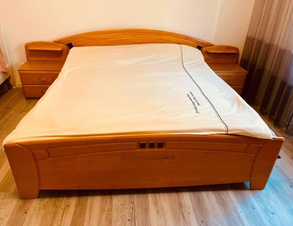 Bett mit Kleiderschrank und Nachttischen in Pforzheim
