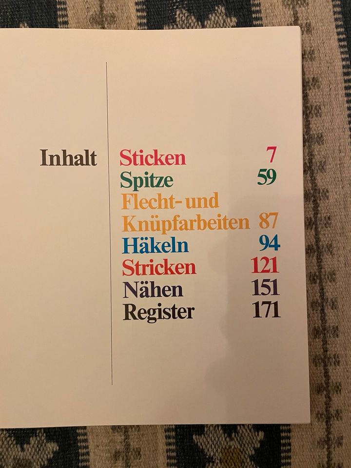 Neues Handarbeitsbuch in Farbe Stricken Häkeln Sticken Makramee in Köln