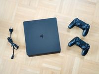 Playstation 4 Slim 1TB + 2x DualShock Controller Nordrhein-Westfalen - Attendorn Vorschau