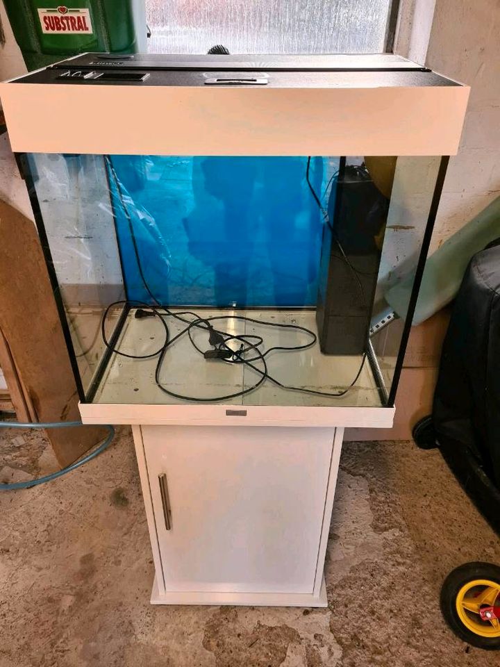 Juwel Aquarium 120L, mit Unterschrank, Futterautomat in Marklohe