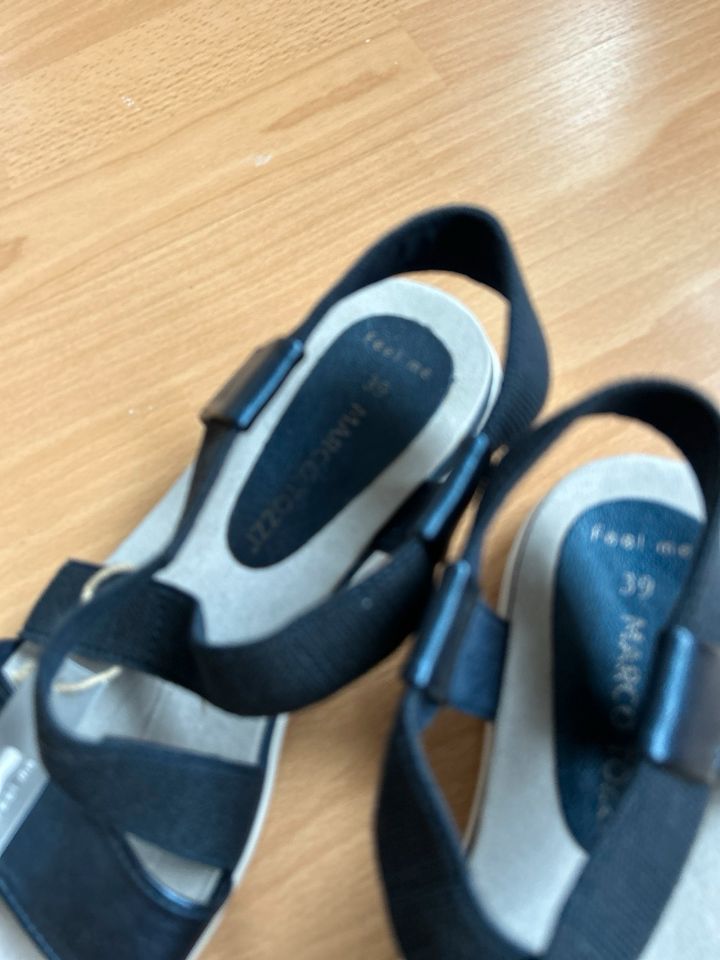 Sommer Sandalen in Lage