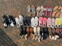 Schuhe: Sandalen, Schlappen, Stiefel, Sneaker Niedersachsen - Isernhagen Vorschau