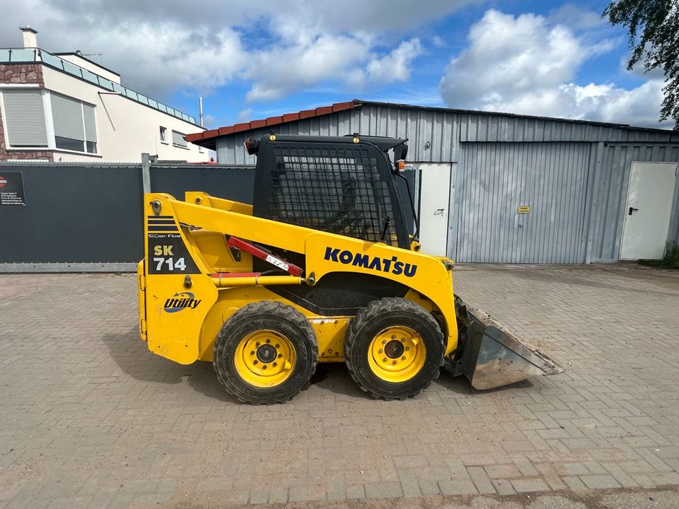 Komatsu SK714 Kompaktlader Radlader Lader Bobcat in Harthausen