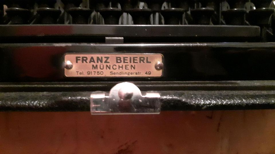 schöne alte reise bzw. kofferschreibmaschine in Vierkirchen
