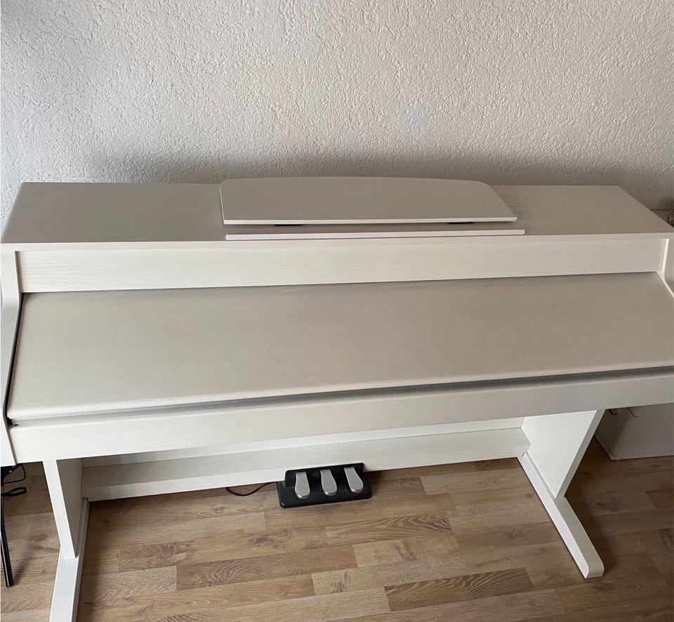 Klavier in weiß in Gondelsheim