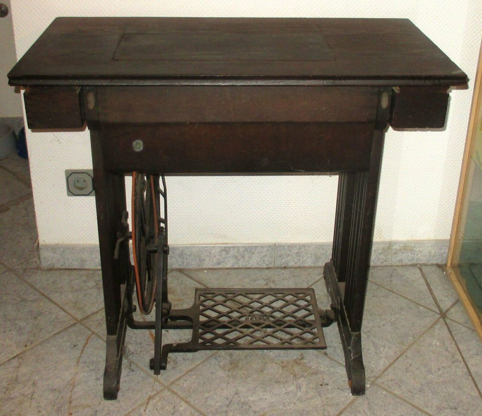 Antike Nähmaschine Pfaff 31 versenkbar mit Tisch in Weyerbusch