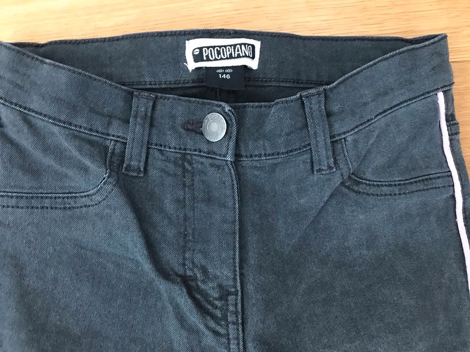 Mädchen Jeans, Shorts Gr. 134/140 in Essen