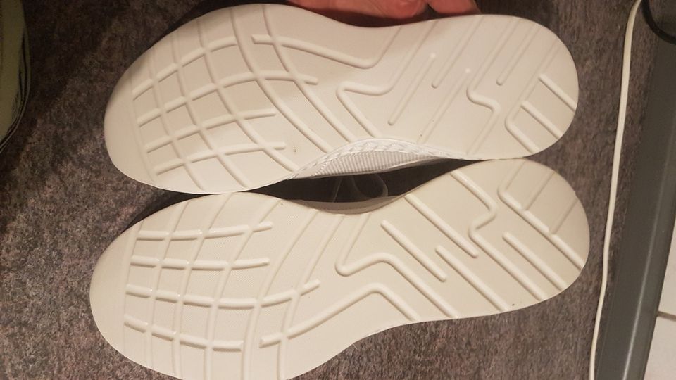 Unpaarige Halbschuhe - neu re. 41; li. 39 in Bautzen