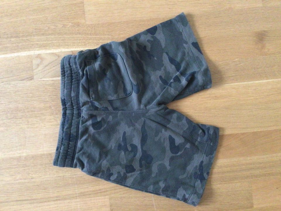 Camouflage Shorts 128/134 in Opfenbach