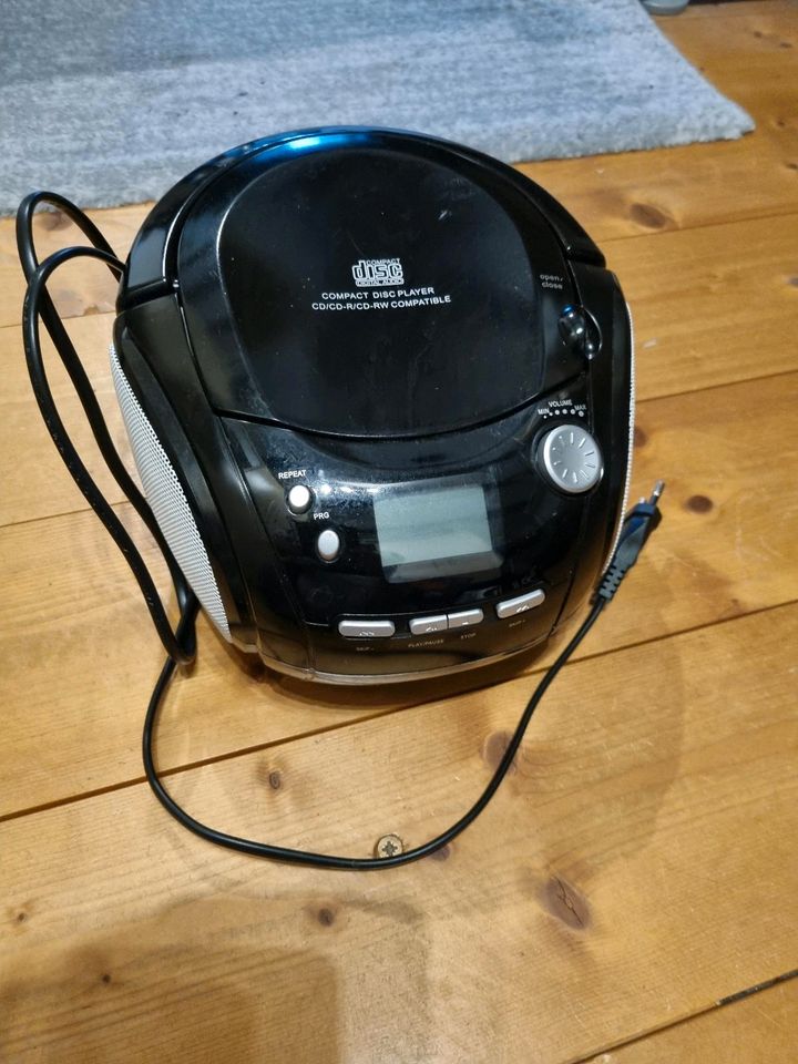 Radio mit CD und MP3 mit Antenne in Duisburg