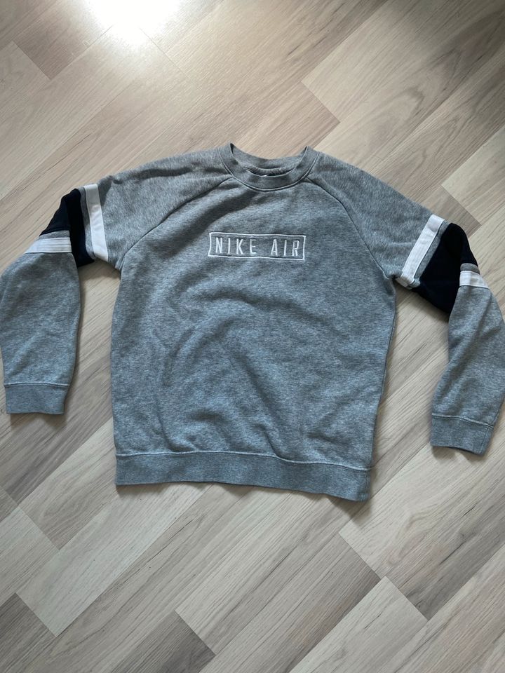 Nike Sweatshirt Kinder Größe 147-158cm in Wardenburg