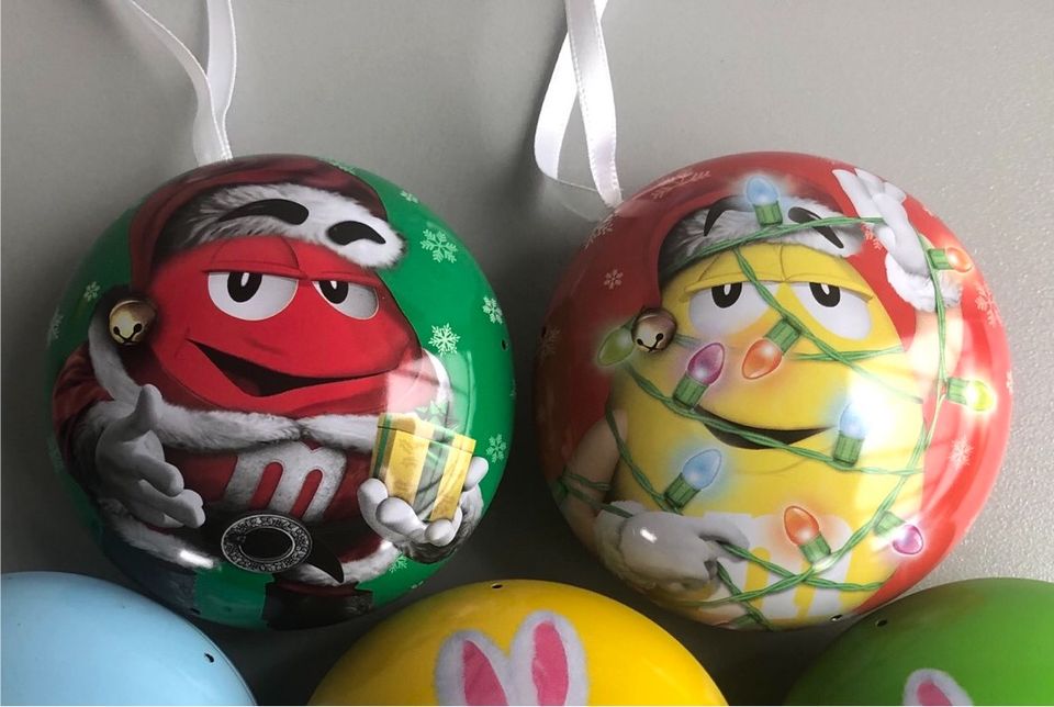 6 M&M's BLECHDOSEN WEIHNACHTEN mini Geschenkbox rund Rot Grün 2€ in Leipzig