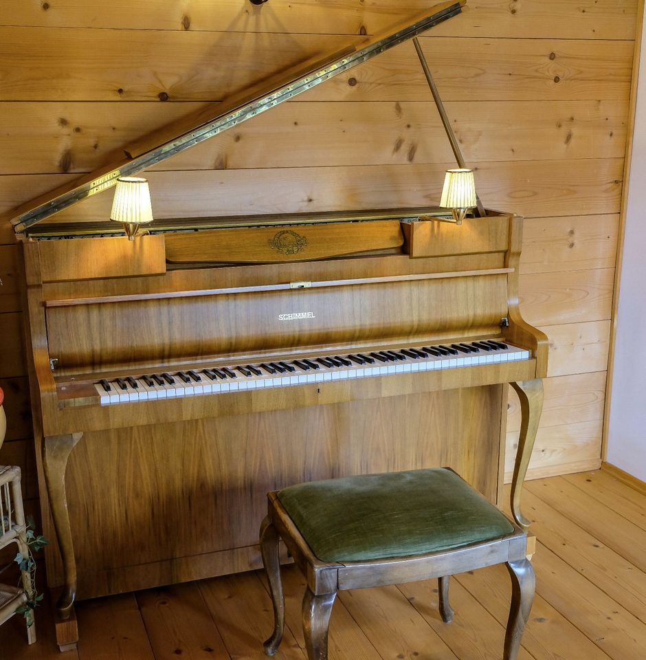 Klavier Piano Schimmel 108 Design Exclusiv mit Lampen Wert 4.500€ in Lenggries