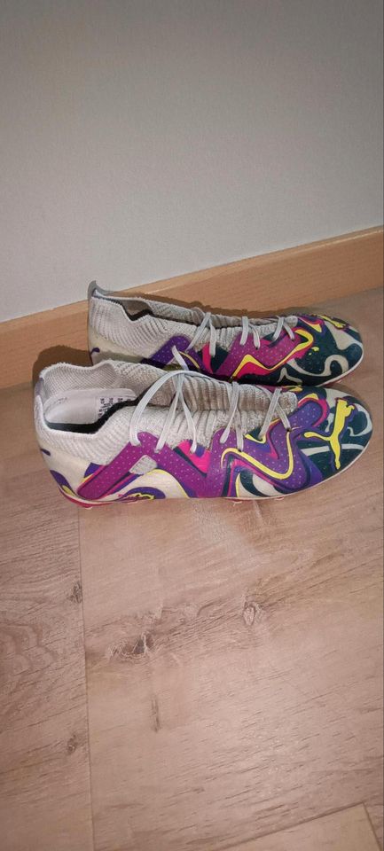 Puma Fussballschuhe Stollenschuhe Gr 31 bunt pink in Essen (Oldenburg)