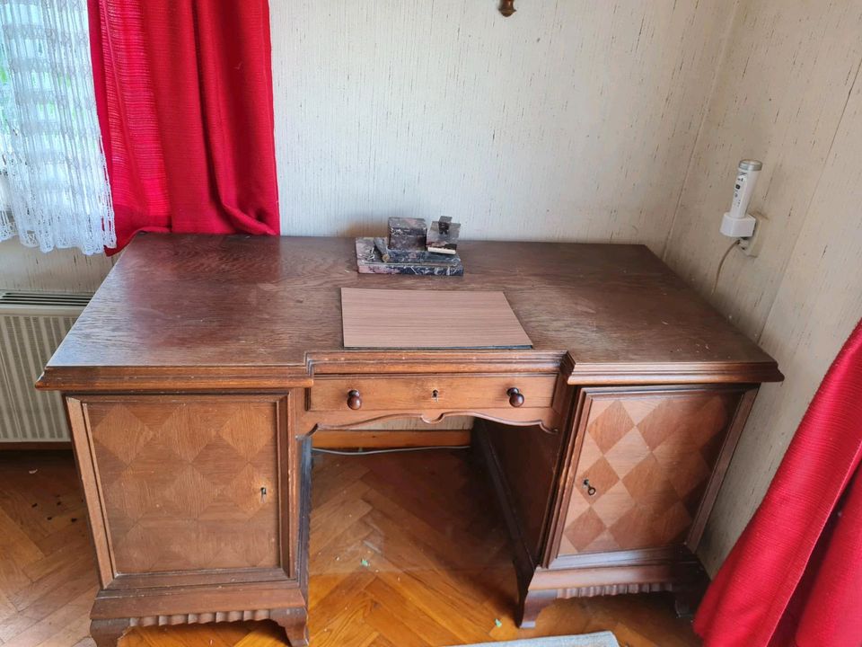 Antiker massiver Schreibtisch aus Holz vintage in Eisingen