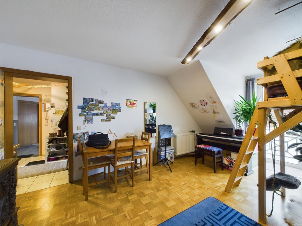 Top-Angebot! Gepflegte und sehr geräumige 2-Zimmer Dachgeschosswohnung zur Miete in Nieder-Ingelheim in Ingelheim am Rhein