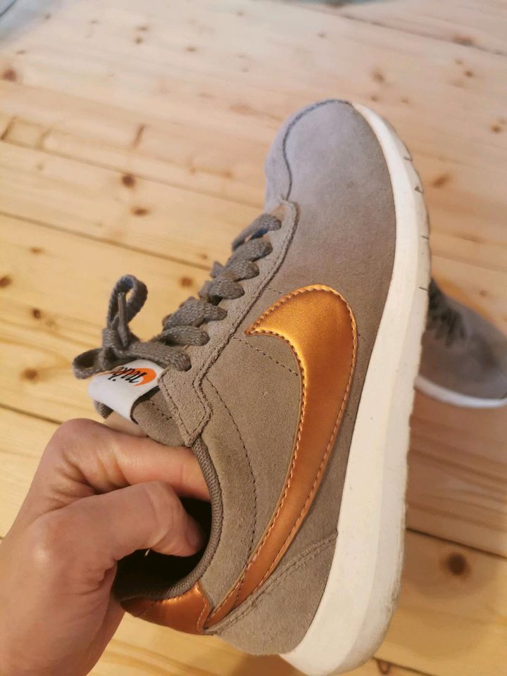 Nike Sneakers Rosh in taupe Wildleder mit rosegold metallic in Breuberg