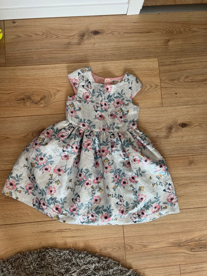 Kleid Blumen H&M 140 Hochzeit Kommunion fest in Mönchengladbach