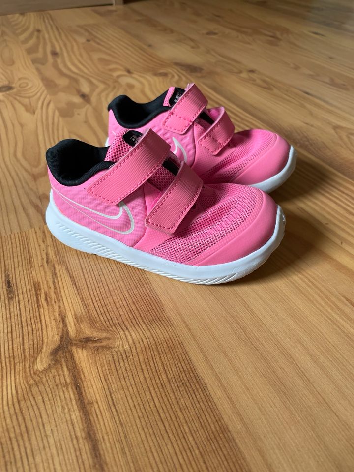 Nike Schuhe Mädchen Pink 22 in Viersen