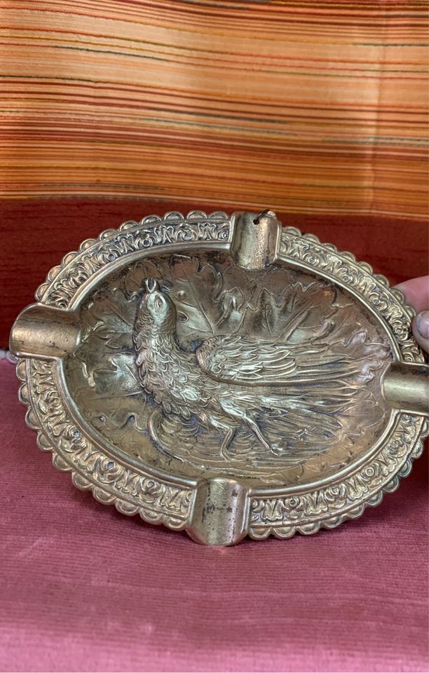 Antike Messing Aschenbecher mit jagdmotiv Auerhahn Vogel in Creußen