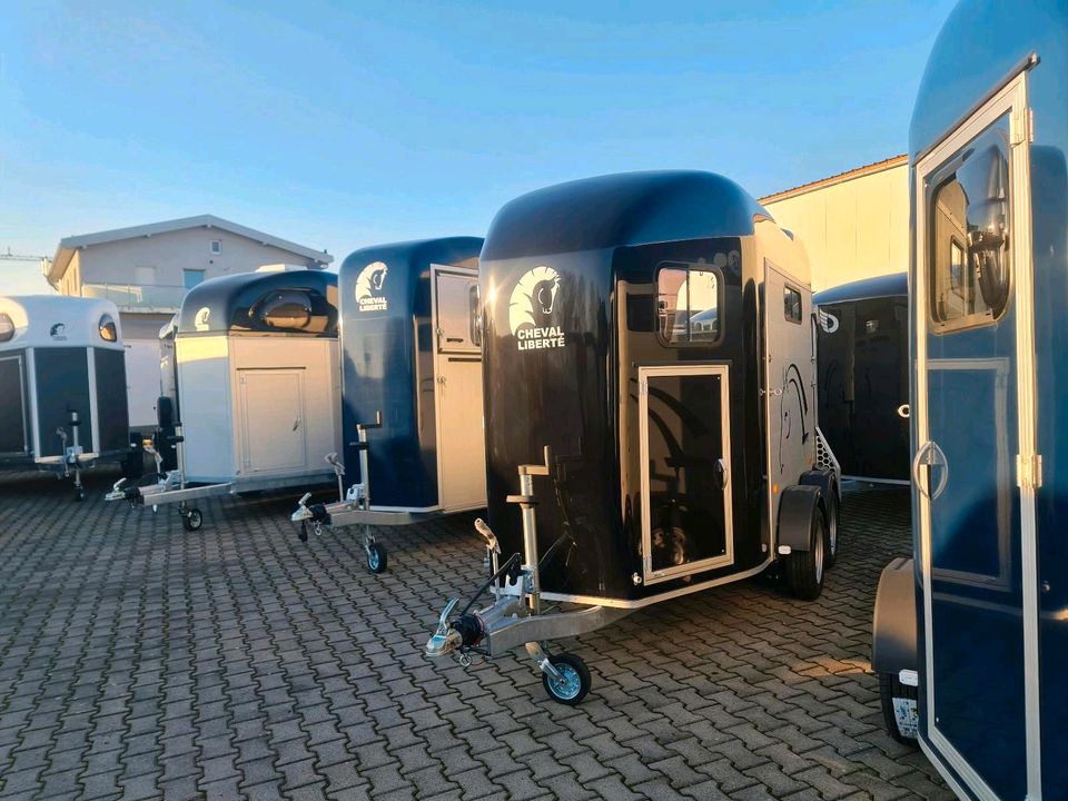 Pferdeanhänger Cheval Liberte Touring Jumping 2600 kg  (( Blau )) in Mosbach