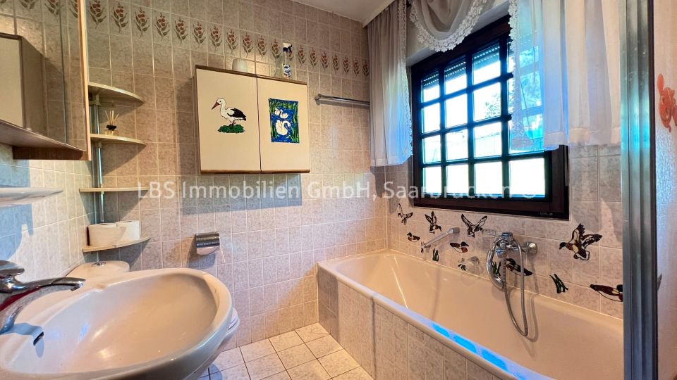 Bungalow in Höhenlage von Zweibrücken - 194 m² Wohnfläche - Einliegerwohnung - Garten - Carport in Zweibrücken