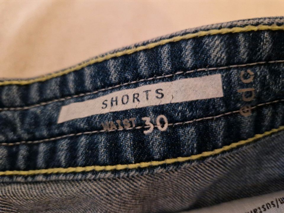 Jeans Shorts WAIST 30 in Hamburg