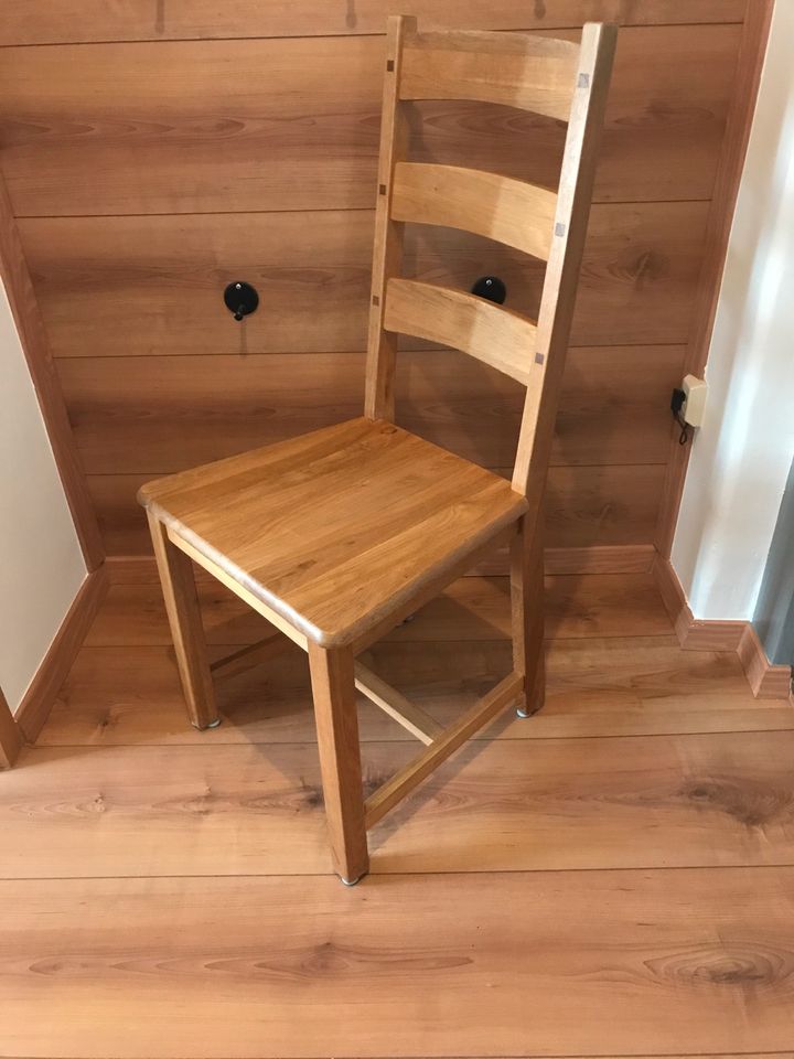 Stuhl aus Holz in Dresden