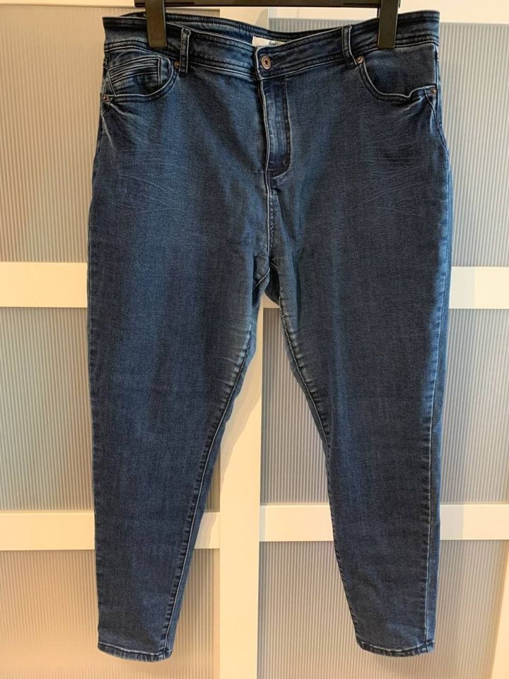 find. Damen Skinny Jeans mit mittlerem Bund Größe dunkelblau 38 in Langen (Hessen)