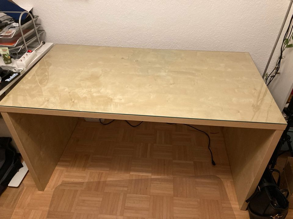 Ikea Tisch mit Glasplatte in Essen