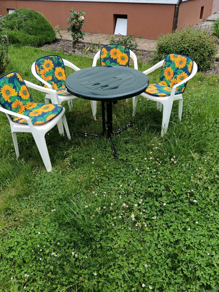 Gartenstühle, Stapelstühle Tisch und Polster in Leipzig