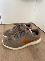 Nike Roshe Damen Sneaker taupe Wildleder rosegold metallic 38 Hessen - Michelstadt Vorschau