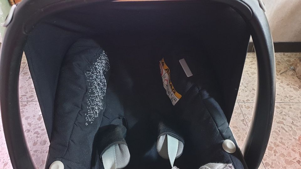 Maxi Cosi Pebble Plus mit Isofix base Halterung und Sommerbezug in Karlsbad